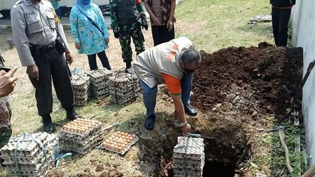 Telur Bansos Pemprov Jabar Membusuk 